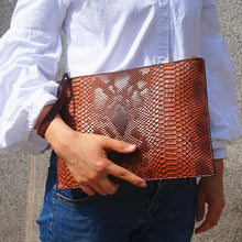 Cargar imagen en el visor de la galería, NIGEDU Fashion 3D Python pattern Women Clutch Bag Brand Design Party Envelope Clutches for ladies wallet Free Card bag handbag