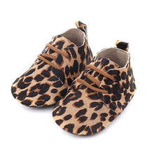 Cargar imagen en el visor de la galería, Genuine Leather Baby shoes Leopard print Baby Girls Soft shoes Horse hair Boys First walkers Lace Baby moccasins
