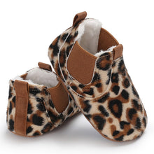 Carregar imagem no visualizador da galeria, PU Leather shoes Newborn baby girl heart autumn lace Leopard first walker
